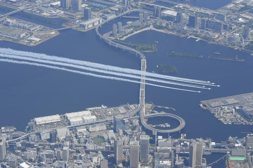 ブルーインパルスの白いスモークが青空に映えました