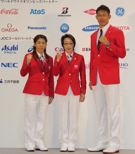 左から日本選手団主将の吉田沙保里、日本選手団団長の橋本聖子、旗手の右代啓祐（うしろ・けいすけ）。