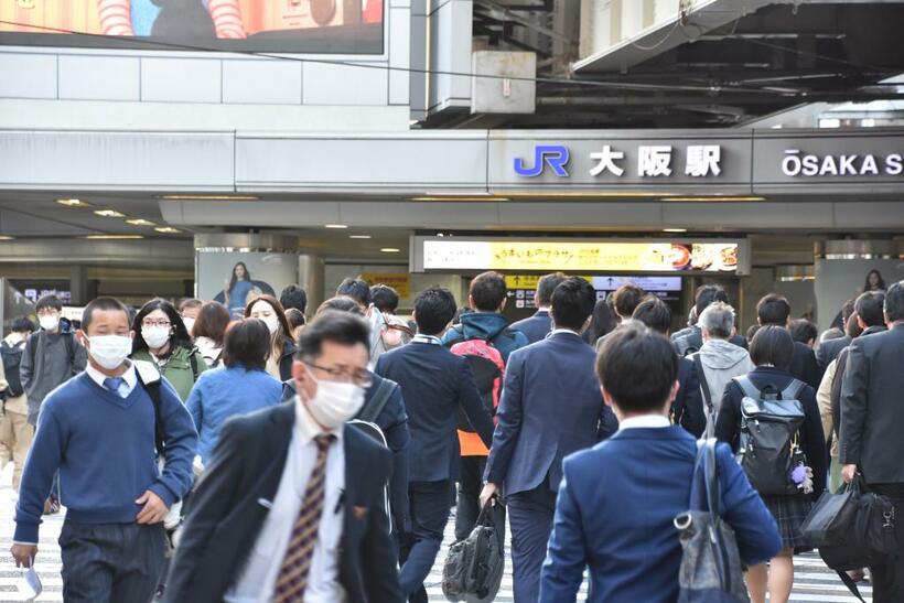 4月26日、緊急事態宣言下でも通勤・通学客が行き交うＪＲ大阪駅前（ｃ）朝日新聞社