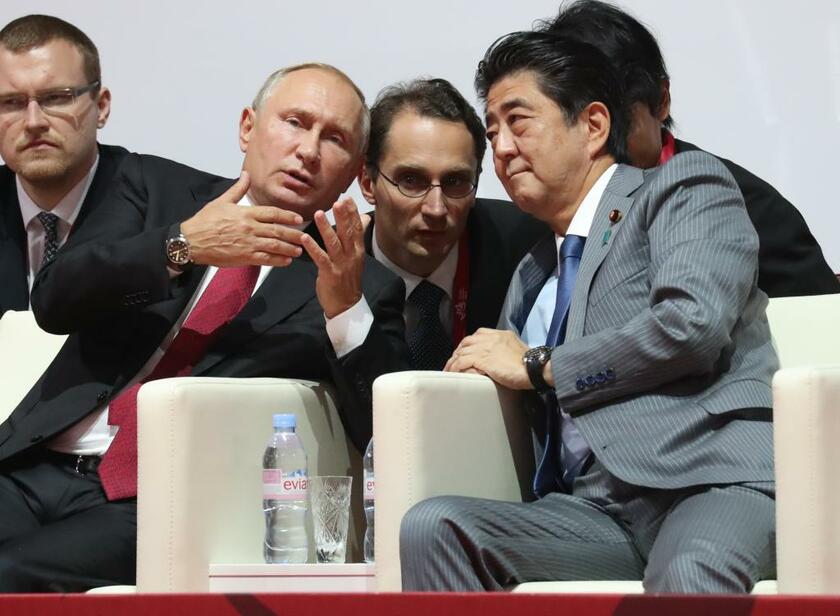 嘉納治五郎記念国際柔道大会に出席し、ロシアのプーチン大統領（手前左）と言葉を交わす安倍晋三首相（当時）＝2018年9月12日、ロシア・ウラジオストク