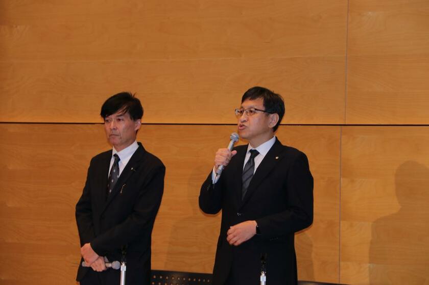 男性ディレクターの”やらせ”について記者会見で語る篠塚浩・常務取締役（右）と長田明・広報部長
