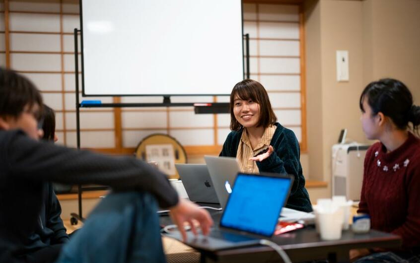 ホテル予約サービス「Otell」事業責任者の富士茜音さん。Otellチームでは、ワーケーションを活用したミーティングも。「実際に泊まると、何があったらもっと便利かがわかるんです」(富士さん)(写真/本人提供)