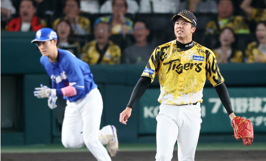7月16日の中日戦で、阪神の才木浩人(右)は上林誠知に2点適時打を打たれる(日刊スポーツ)