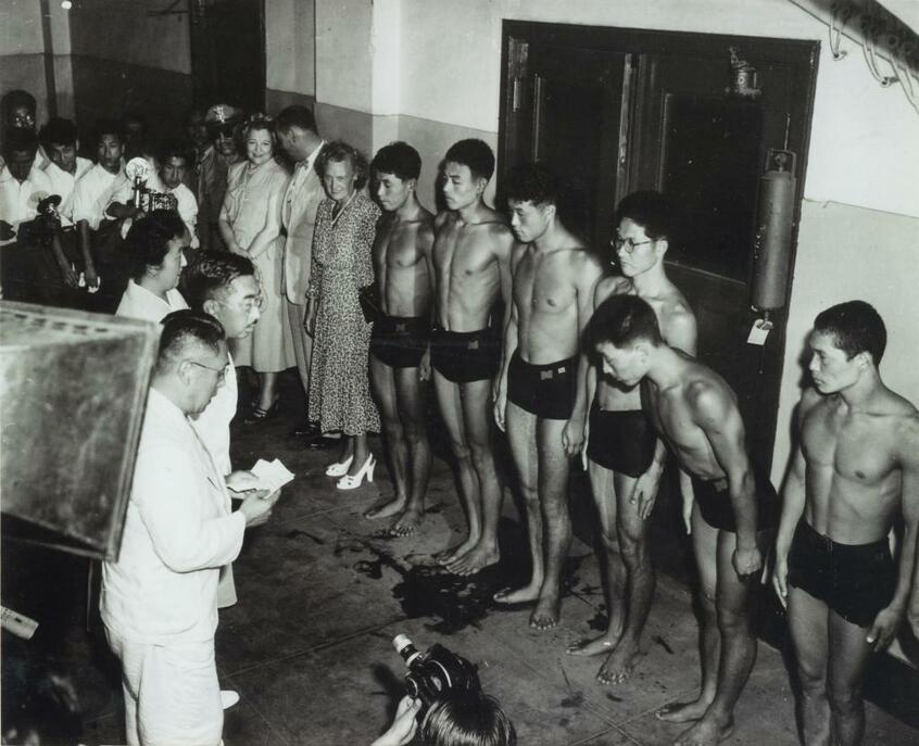 49年の日本選手権で昭和天皇に選手を紹介する田畑政治(手前左)(c)朝日新聞社