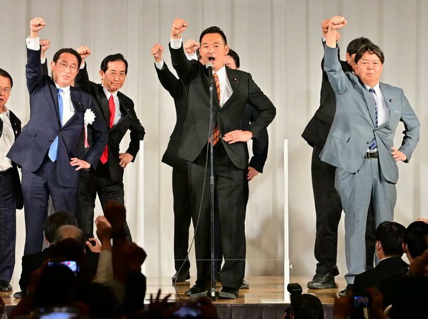 宏池会の政治資金パーティーでガンバロー三唱をする会長の岸田文雄・前政調会長(左)と林芳正・元文部科学相(右) (c)朝日新聞社