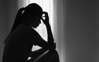 痴漢にあった女の子の涙 警察は「被害届出すの? 時間かかるよ」 加害者への「広告」に絶句 北原みのり