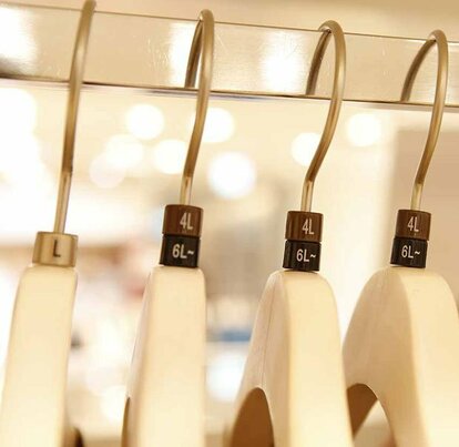 ４Ｌサイズはだいたい２６号サイズ。１０年ほど前まで、女性用のこうしたサイズの服は種類がとても少なかった（撮影／今村拓馬）