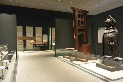明治大学博物館は黒壁で別世界の雰囲気が。やはり一番目をひくのは拷問具や死刑具のコレクション（同大学提供）
