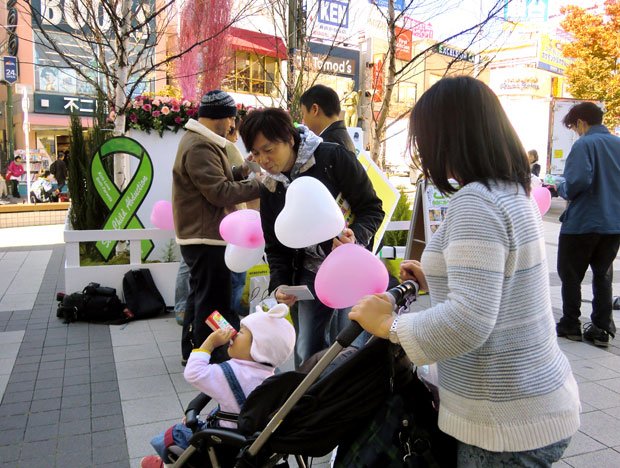 離婚後、親子の交流を訴える人たちの街頭活動　（c）朝日新聞社　＠＠写禁