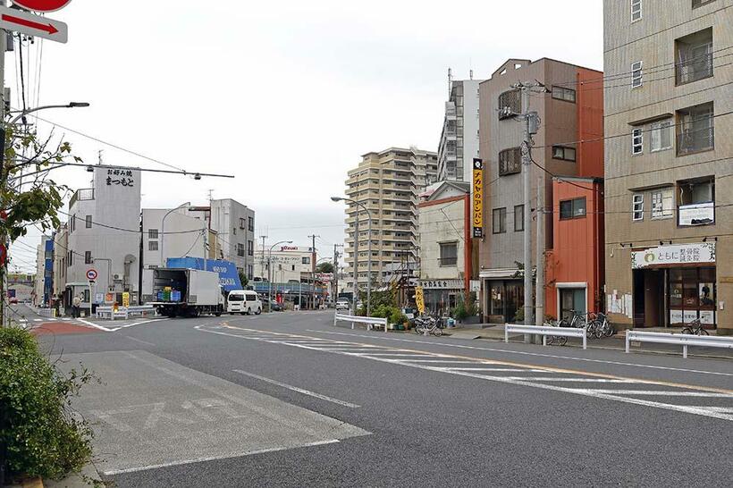 半世紀後に訪れた葛西橋終点跡。旧景に写る「清水釣具商会」や砂町名物アンパンの「ナカヤ」が盛業中だった。（撮影／諸河久：2019年10月17日）