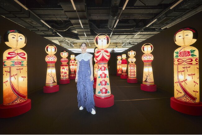 写真・図版（1枚目）| 俳優・アーティスト のん が手がける「のん Ribbon展 怪しくて、可愛いもの。-群れる-」7月31日～10月13日　国立民族学博物館で開催。「可愛くて、不気味」な世界観を表現