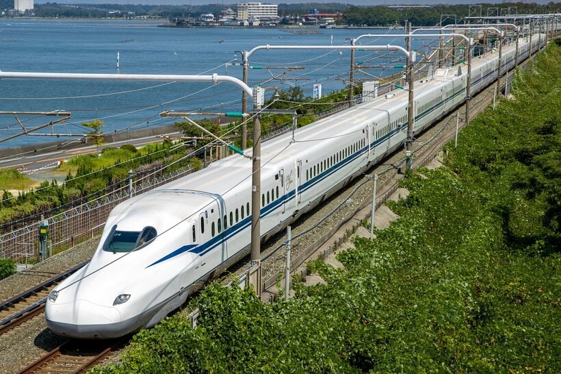 東海道新幹線「のぞみ」。線路は盛り土の上に敷かれている（photo JR東海提供）