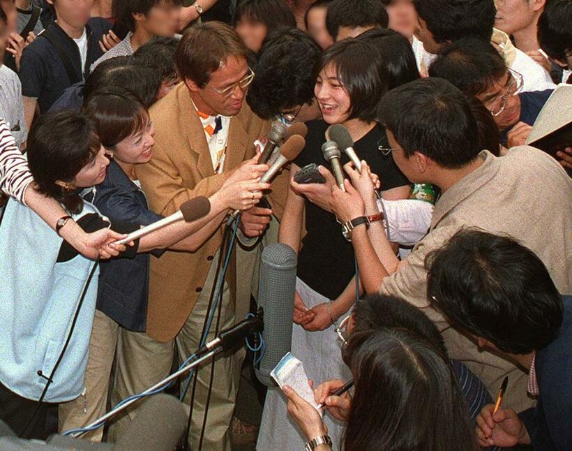 早大に初登校した広末涼子を取り囲む報道陣（1999年）　（C）朝日新聞社
