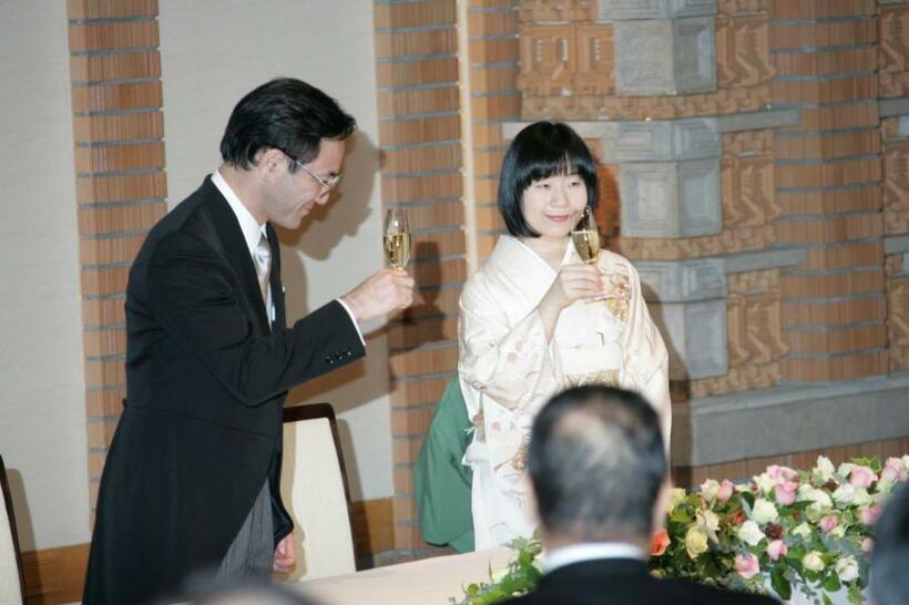 2005年　結婚披露宴で乾杯する黒田慶樹さんと清子さん　（c）　朝日新聞社　