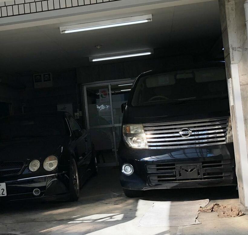 宮崎容疑者のマンションの車庫にあった車（撮影・今西憲之）