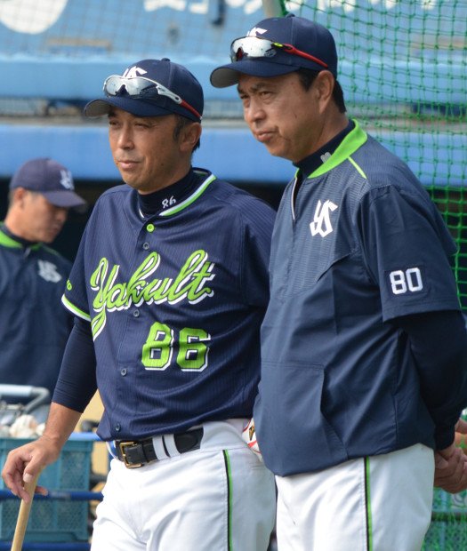 ヤクルトの宮本ヘッドコーチ（左）と小川監督（右）　（ｃ）朝日新聞社