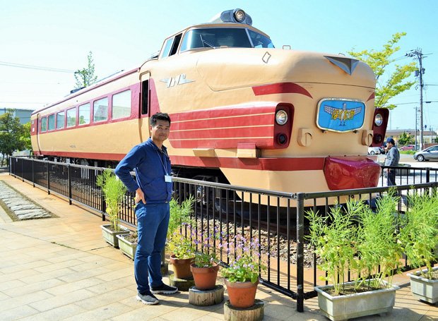ボンネット型特急電車「クハ489－501」と、保存会の事務局長を務める岩谷さん