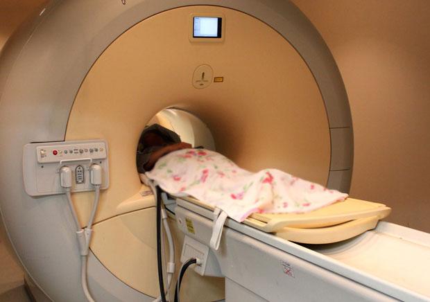 磁気などを用いて体内の断面画像を写すMRI検査の装置　（ｃ）朝日新聞社　
