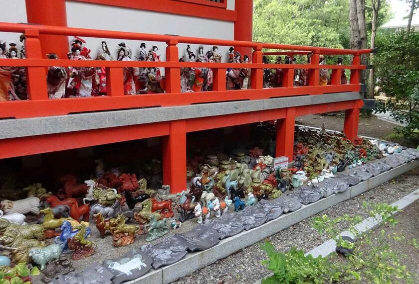 淡嶋神社の境内。人形だけでなくさまざまな生き物型が奉納されている