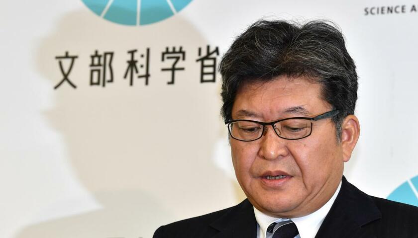 英語民間試験導入の延期を表明した萩生田光一文科大臣（c）朝日新聞社
