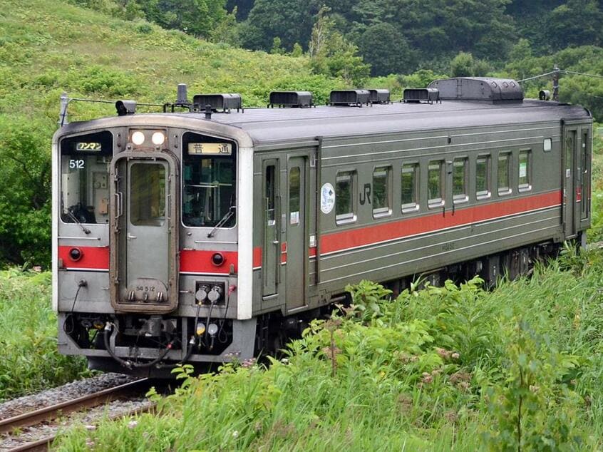 宗谷本線を走るキハ54形。ステンレス製だが“国鉄型”の気動車である (C)朝日新聞社