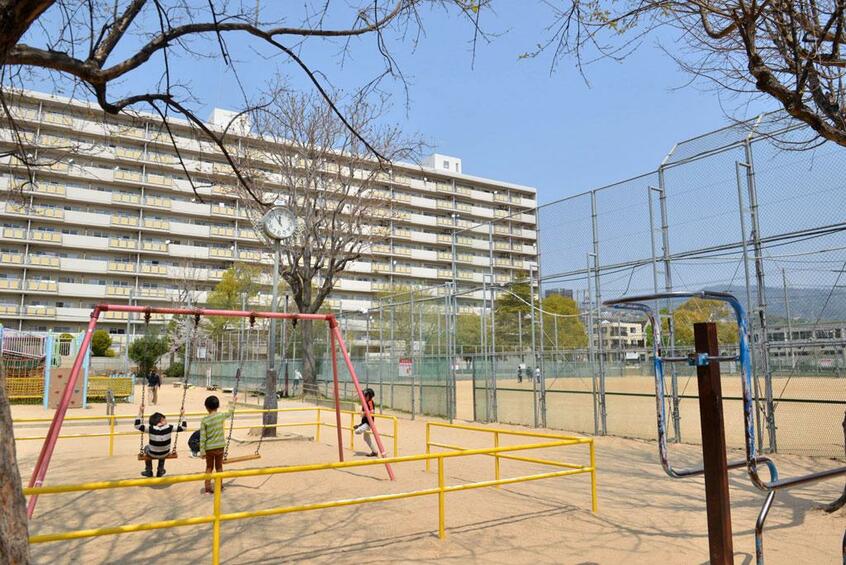 休校が続く。外出自粛で、子どもたちは公園で遊ぶこともままならない (c)朝日新聞社