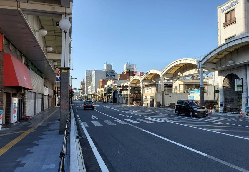 JR岩国駅前の中心商店街。日中でも人通りは少ない。10年間で人口が1万5千人以上減少。米軍なしでは経済が成り立たず、基地依存が強まる(撮影/高瀬毅)