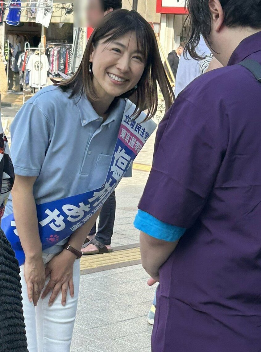 7月4日、世田谷区・下北沢駅前で有権者にあいさつした塩村文夏氏(撮影/大谷百合絵)