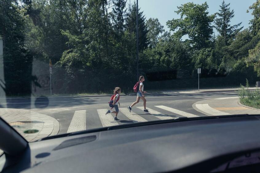 歩道の広さを見直したり、ガードレールを整備する、さらには子どもの多い通学路などは、時間帯によって進入制限や速度制限を設けるなどの施策を実行しない限り、痛ましい事故は減らないだろう(※写真はイメージです GettyImages)