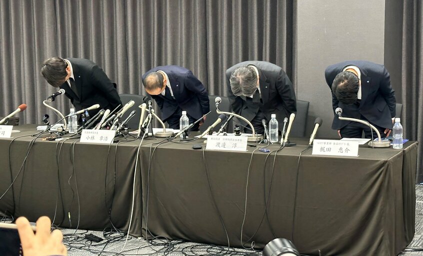 謝罪する小林社長(左から2人目)ら小林製薬の幹部