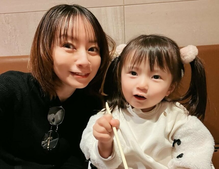 「2歳の娘のお世話はお兄ちゃんたちもしてくれます」と鈴木さん（提供）