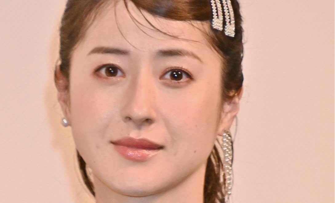 2ページ目 「西園寺さんは家事をしない」主演の松本若菜 「ウナギ店のバイト」から主演女優に成り上がったド根性素顔〈神アドバイザー付き婚活合宿 セ婚ド！〉 Aera Dot アエラドット