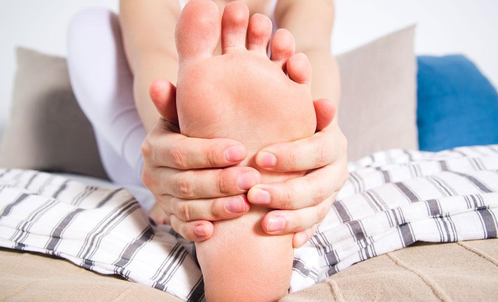 寝ている時に足がつる「こむら返り」はなぜ起こる？　原因と応急処置・予防法を足の専門家が解説 | AERA dot. (アエラドット) 