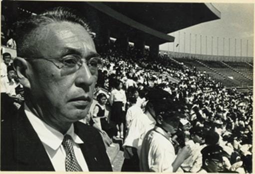 国立競技場を訪れた田畑政治=田畑家提供(c)朝日新聞社