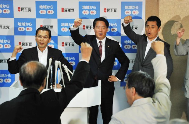 大畠新幹事長（左）は日立の原発技術者だった。菅氏には党員資格停止３カ月の大甘（？）処分　（c）朝日新聞社　＠＠写禁