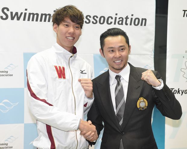 大会は「ＫＯＳＵＫＥ　ＫＩＴＡＪＩＭＡ　ＣＵＰ　２０１７」として開催。会場で北島康介さんから祝福を受ける渡辺一平選手　（ｃ）朝日新聞社