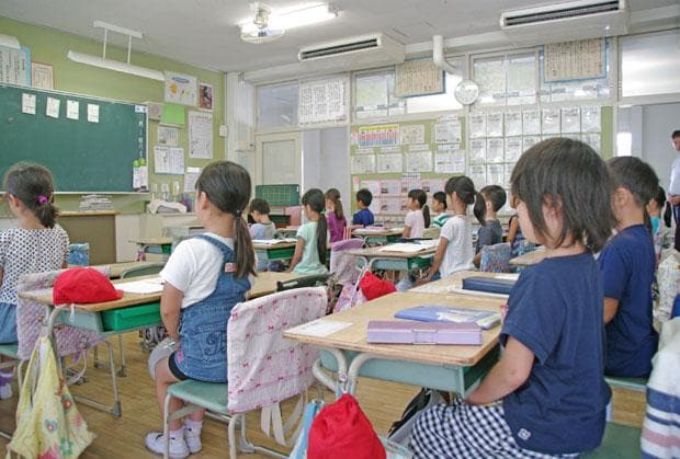 授業前に姿勢を正す児童。深谷市立桜ケ丘小学校（撮影・吉崎洋夫）