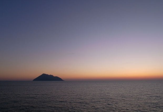 小樽ー新潟フェリー航路の船上から見た夕景の渡島大島（写真撮影：北元　均）