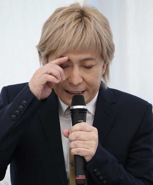 １９日の会見で引退を表明した小室哲哉　（ｃ）朝日新聞社