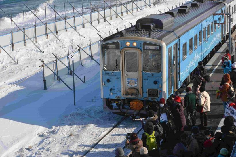 オホーツク海沿いを走る、釧網線の「流氷物語号」。厳しい冬にも観光客は訪れる