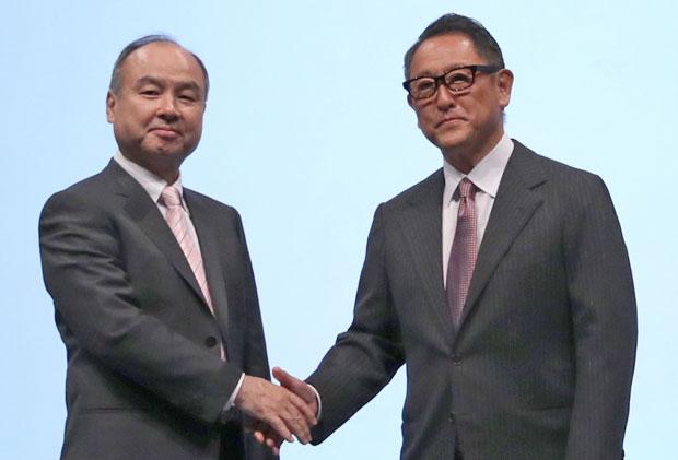 握手を交わすトヨタの豊田章男社長（右）とソフトバンクの孫正義会長兼社長　（ｃ）朝日新聞社