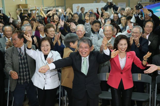沖縄１区の赤嶺政賢氏は「カチャーシー」を踊って喜ぶ　（ｃ）朝日新聞社　＠＠写禁
