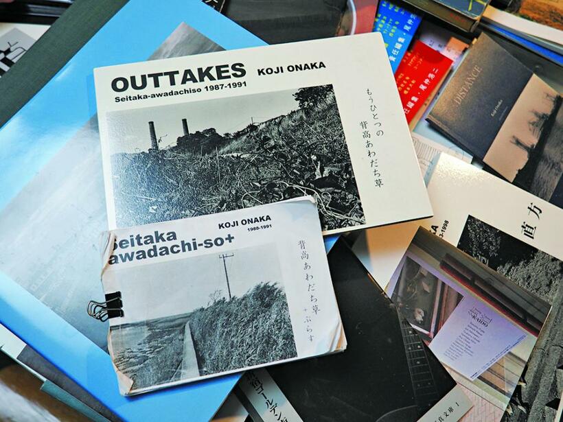 写真集『OUTTAKES』の元となったダミー本。選んだ作品を縮小コピーして束ね、クリップでとめただけだが、十分に写真集の雰囲気がある。タイトルと表紙写真は仮のもので、実際の写真集とは異なっているのが面白い