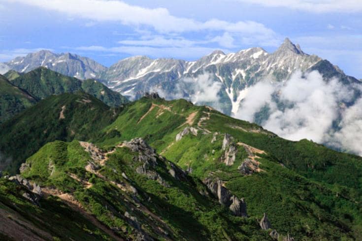 可憐なコマクサの花で知られる燕岳の山頂から写した槍ケ岳（右）と穂高連峰（左奥）