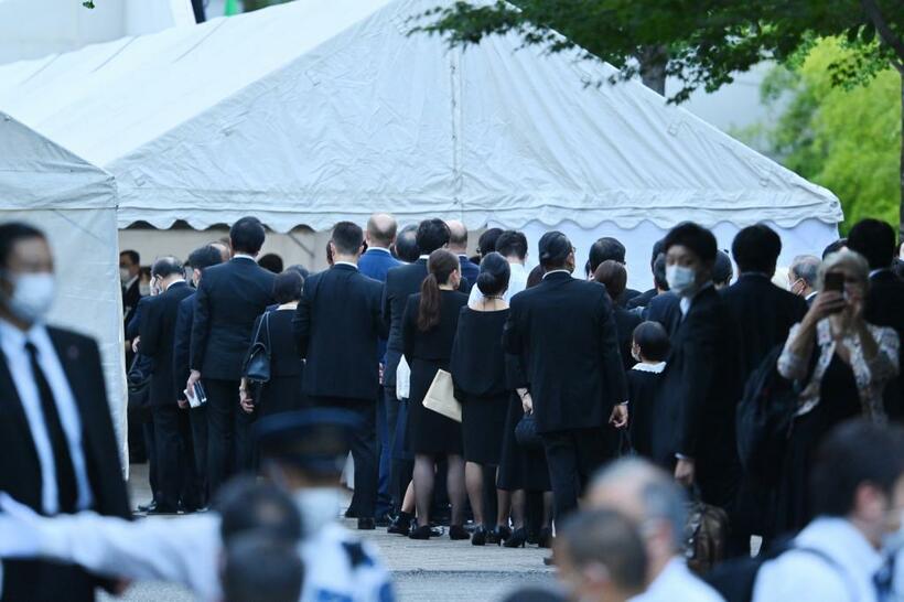 献花台前には弔問に訪れた人たちの列ができた（撮影・東川哲也』