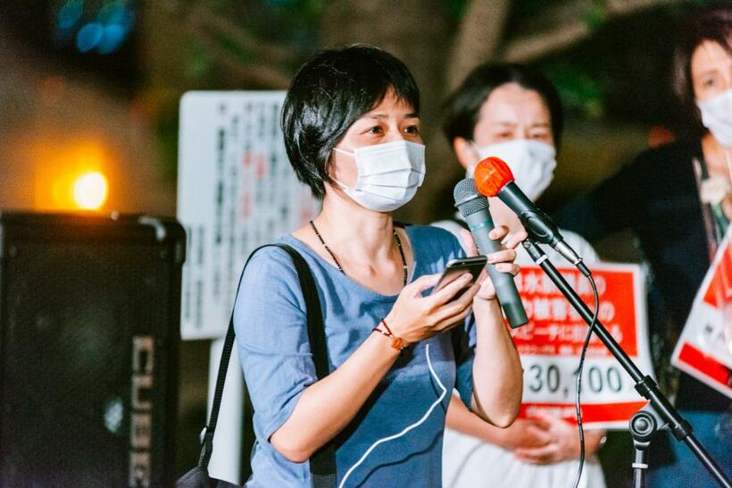 フラワーデモで声を上げる石田郁子さん（Change.org）