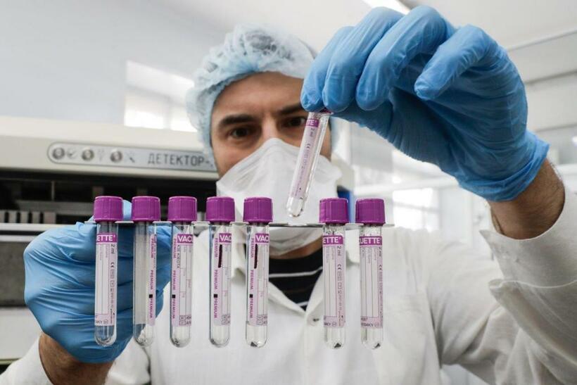 新型コロナワクチン「スプートニクV」を開発したロシア国立ガマレヤ疫学・微生物学研究所の研究員。ロシアではすでに二つの新ワクチンが承認された（写真：M・メツェリ＝タス通信）