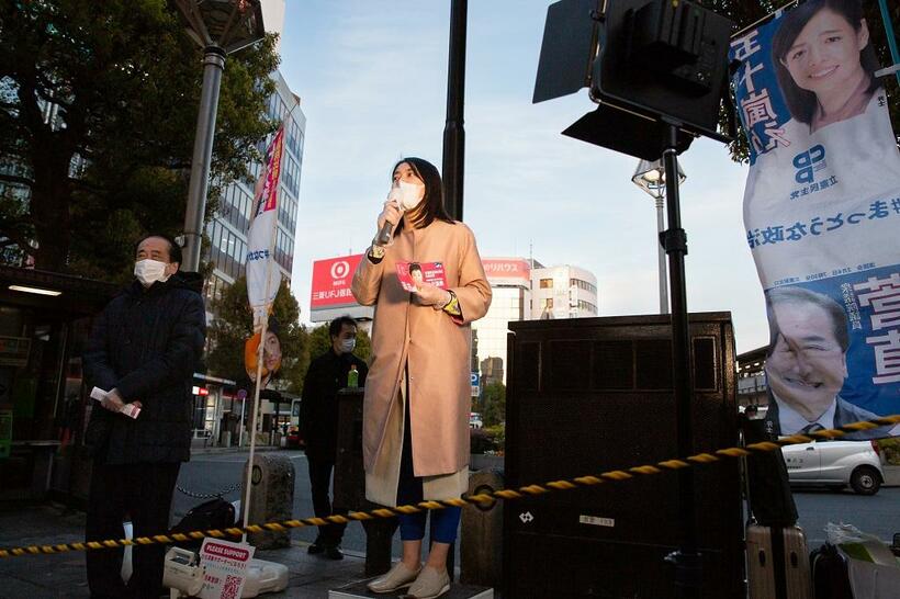 ４月１日、夕方から吉祥寺駅前の街頭に立ち、街宣活動。この日は、地元選出の元首相・菅直人、前衆議院議員の辻元清美とともに。このあと武蔵野公会堂で自ら主催した都政報告会へ（撮影／植田真紗美）