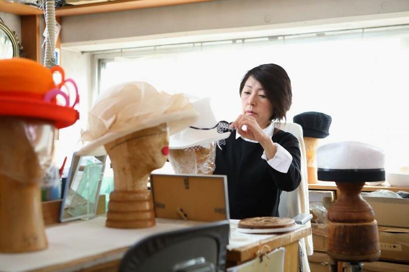 工房で帽子を制作する平田欧子さん