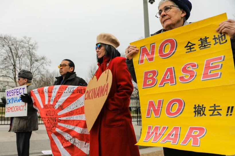 米ホワイトハウス前で辺野古移設に対し抗議運動をする人たち／１月７日　（ｃ）朝日新聞社